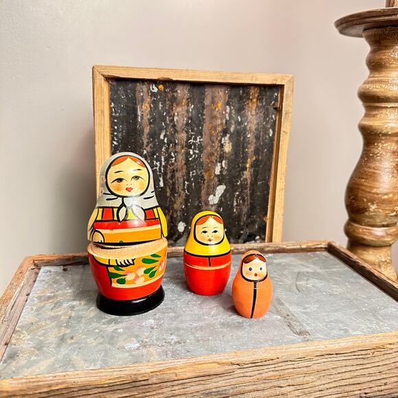 Matryoshka Traditional Vintage Wooden Nesting 3 Doll Set - Picture 3 of 8